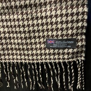 100% Cashmere Houndstooth Scarf - Brown & Cream